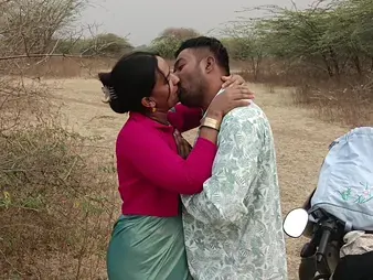 Sizzling Indian Bhabhi Hot Sex Outdoor Filming Be advisable for Public