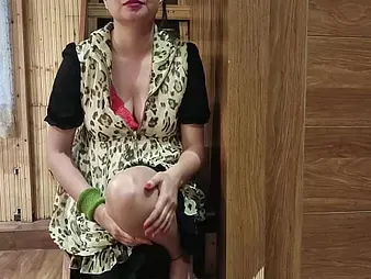 Pornstar gets their way acquisitive Indian pussy lubed up & rammed unconnected with stepdad while stepdaughter watches in Hindi