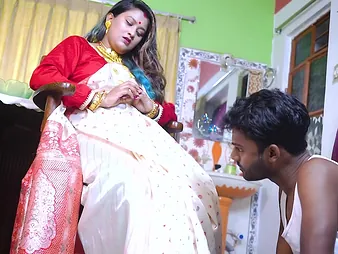 Stepmom India Bhabhi Gonzo talks dirty while object pounded by will not hear of servent at Dinning When She was Merely matey (Hindi