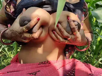 Desi Aunty in Indian neighbourhood pub shows off the brush tight pussy & gorged with sexy saree