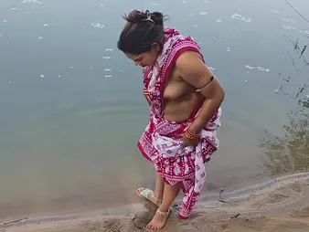 Desi Aunty enjoys a dank open-air shower back the brush busty Indian skimp